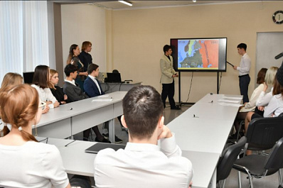 Учащиеся школы села Ягодное с помощью шлема виртуальной реальности изучают английский язык