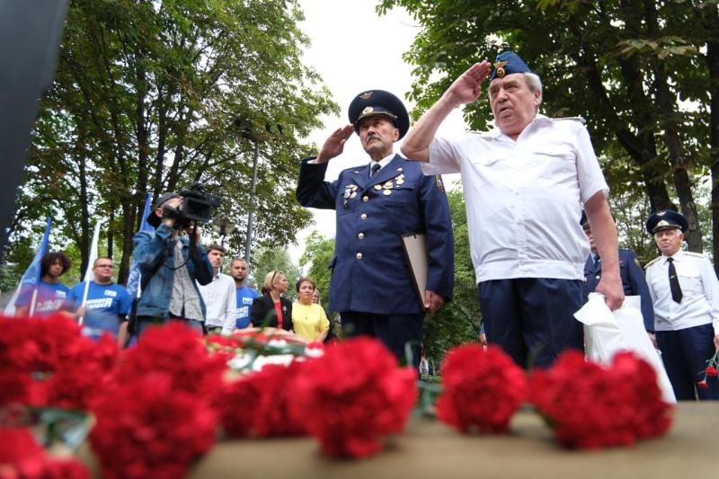 В День ВВС в Самаре возложили цветы к памятнику Юрию Гагарину