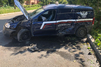 В Тольятти иномарка смяла машину Почты России