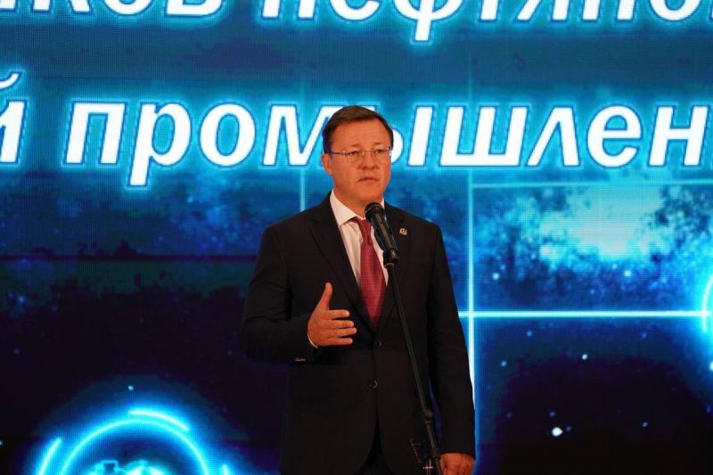 Дмитрий Азаров поздравил с профессиональным праздником работников нефтяной, газовой и топливной промышленности
