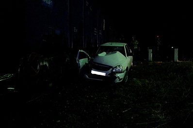 Под Тольятти Приора врезалась в тепловоз