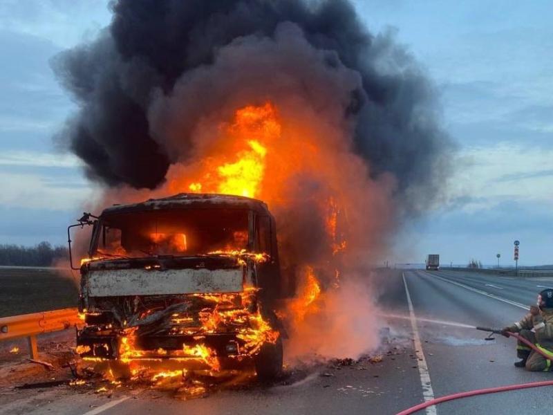 В Самарской области утром 3 апреля на дороге загорелся КамАЗ