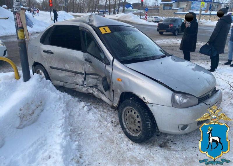 В Тольятти после столкновения "Калины" и "Приоры" пострадал молодой водитель