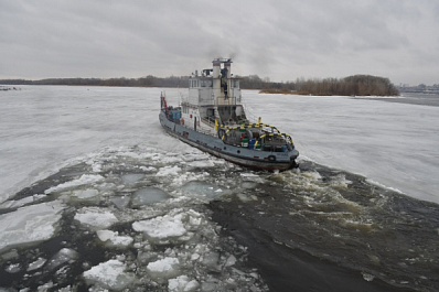 На Рождественской воложке ледокол-буксир "Портовый-13" начал ломать лёд