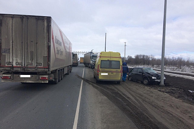На трассе М5 Урал в Самарской области легковушка попала под фуру и вылетела в столб