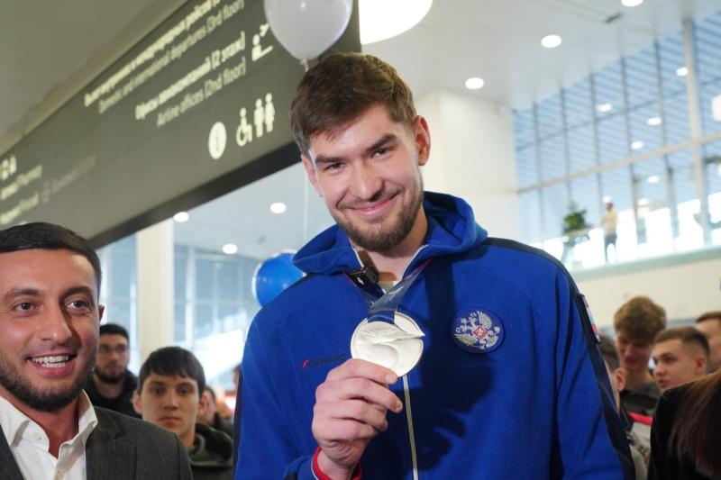 В самарском аэропорту торжественно встретили серебряного призера чемпионата мира по тхэквондо Рафаиля Аюкаева