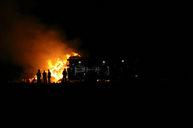 В Самарской области всю ночь тушили пожар в банном комплексе