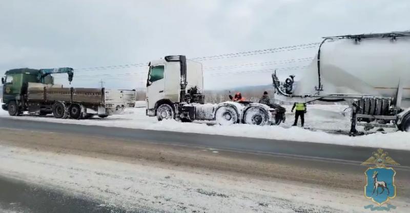 Заглохла фура: в Самарской области полицейские спасли дальнобойщика на трассе M5