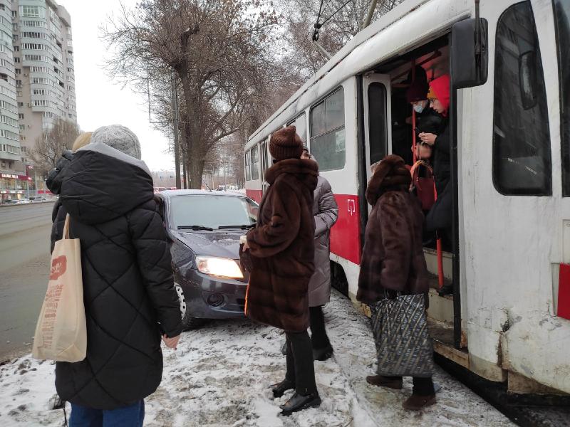 В Самаре днём 11 января "Гранта" протаранила трамвай