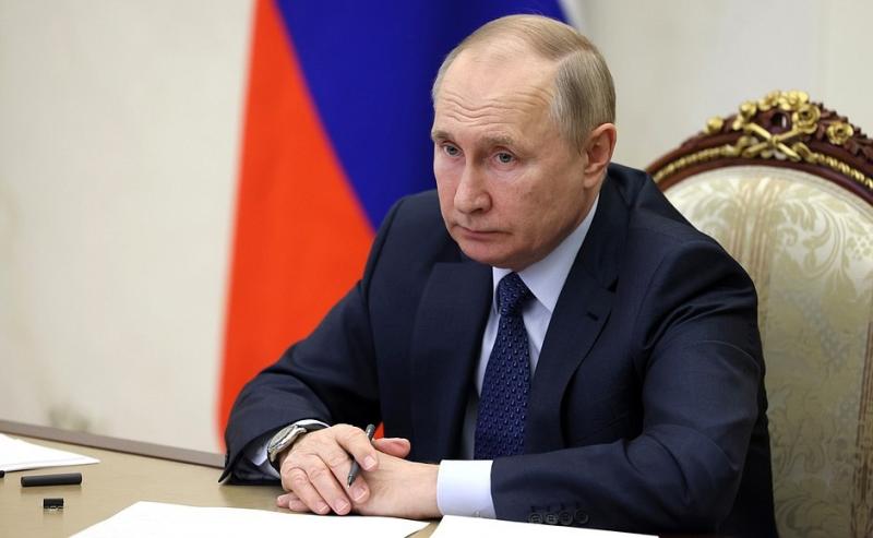 Зависит от рода деятельности: Путин сообщил о дополнительных выплатах для медиков