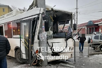 В Самаре автобус врезался в столб, есть пострадавшие