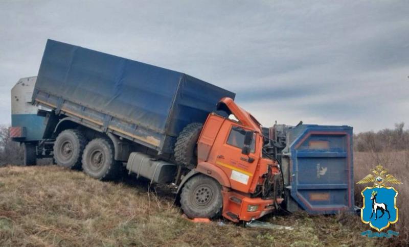 Стали известны подробности аварии с двумя большегрузами в Большеглушицком районе