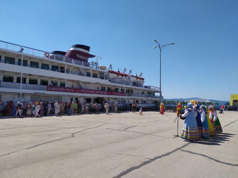 20 июня в речном порту Тольятти теплоход с туристами встретил музыкальный ансамбль