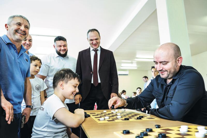 Международные гроссмейстеры играют в русские шашки в Самаре