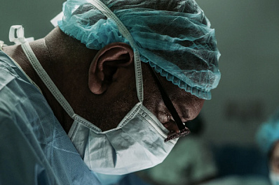 Забыл салфетку в ране: сибирского травматолога осудят за гибель пациентки