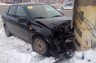 В Тольятти женщина без опыта на "Ладе" влетела в световую опору