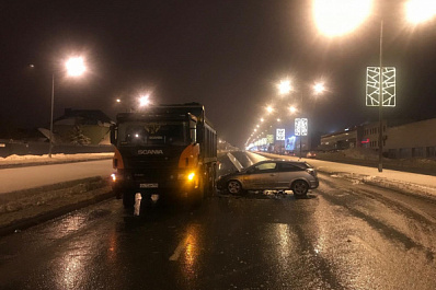 В Самаре водитель иномарки влетел в грузовик