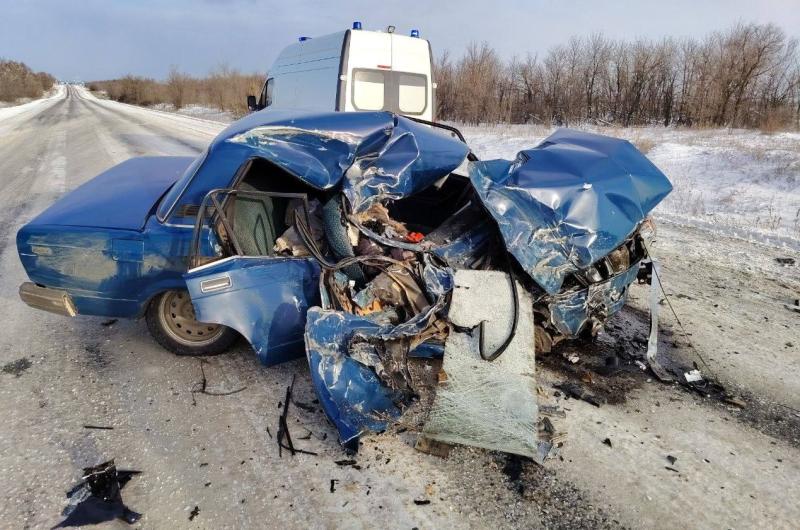В Безенчукском районе 15 декабря при столкновении легковушки и грузовика погибла женщина