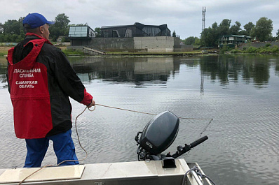 Под Самарой мужчина погиб, пытаясь спастись с тонущего судна
