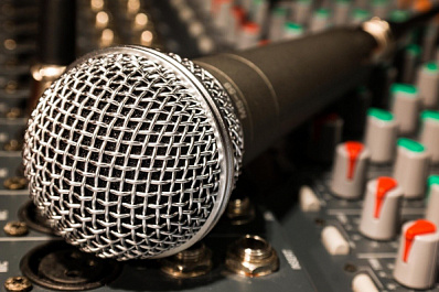 Адская боль: в Сызрани ведущий случайно сел на шпагат на свадьбе