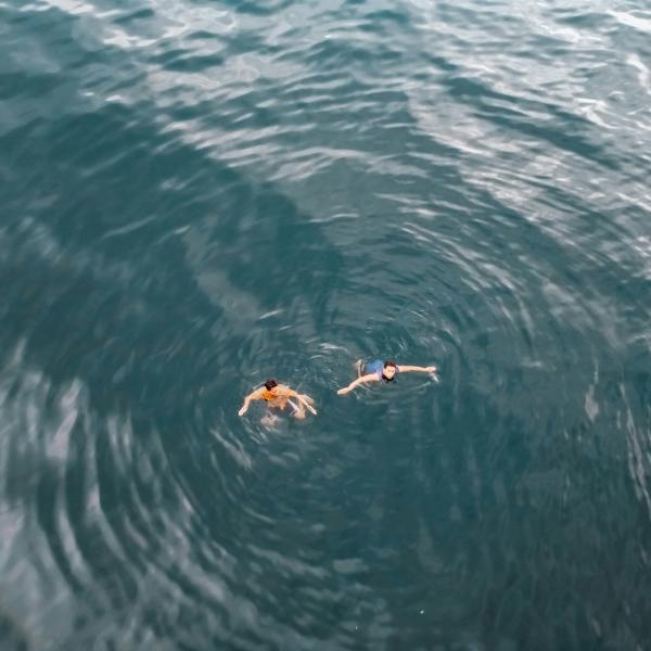 Не барахтается и не кричит: эксперты рассказали, как понять, что человек тонет