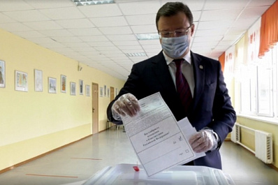 Губернатор Дмитрий Азаров принял участие в Общероссийском голосовании по поправкам в Конституцию