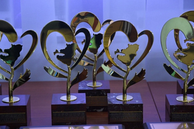 Губернатор Дмитрий Азаров вручил награды лауреатам "Народного признания"