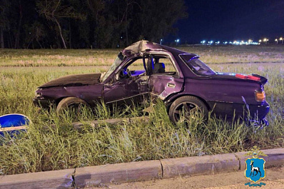 В Самаре водитель Toyota не справился с управлением и врезался в столб