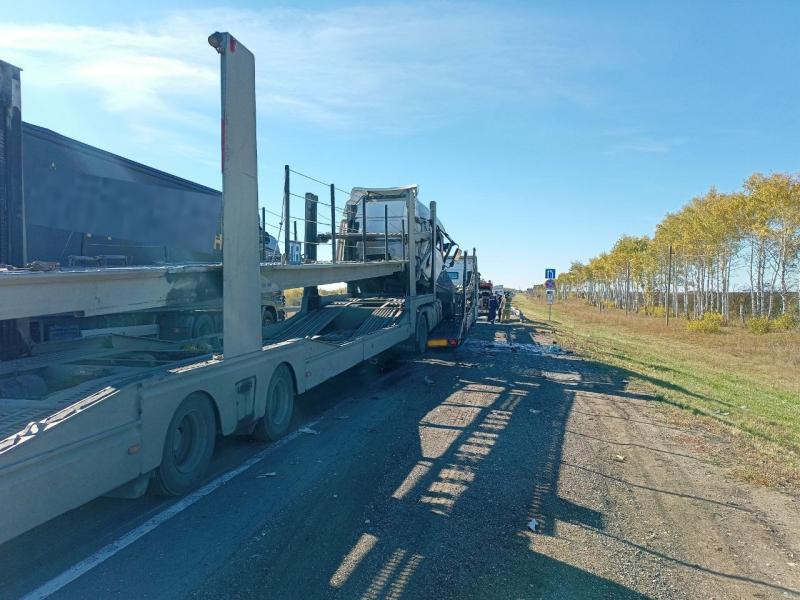 В Самарской области на трассе столкнулись два грузовика