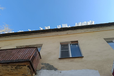 Спасатели через балкон попали к пенсионерке, у которой отказали ноги