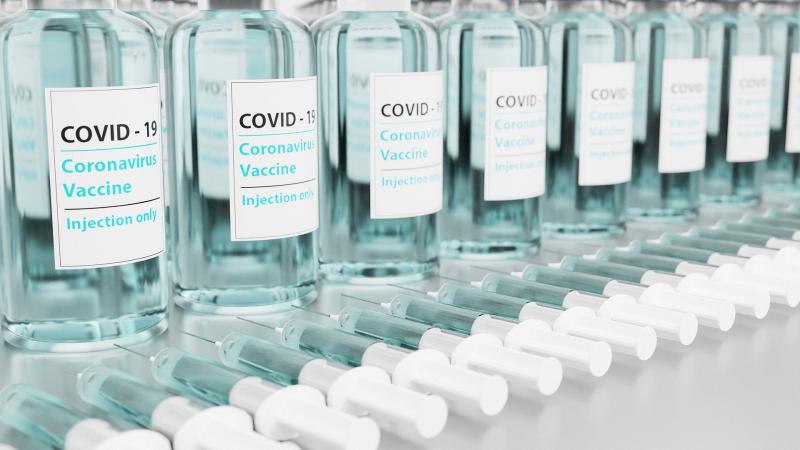 "Спутник V" и "ЭпиВакКорону" признали эффективными против британского штамма коронавируса