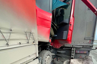 На трассе в Самарской области столкнулись три фуры