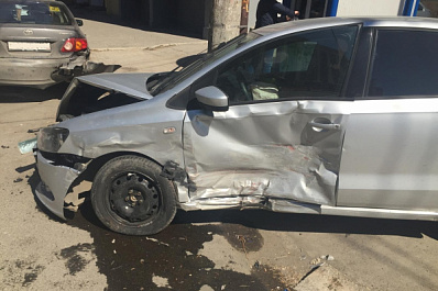 В Самаре автоледи на иномарке разбила две машины, выезжая со второстепенной дороги