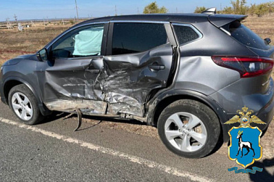 В Самаре такси врезалось в Mercedes на "аварийках"