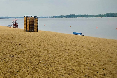 На самарском пляже разбирают кабины для переодевания