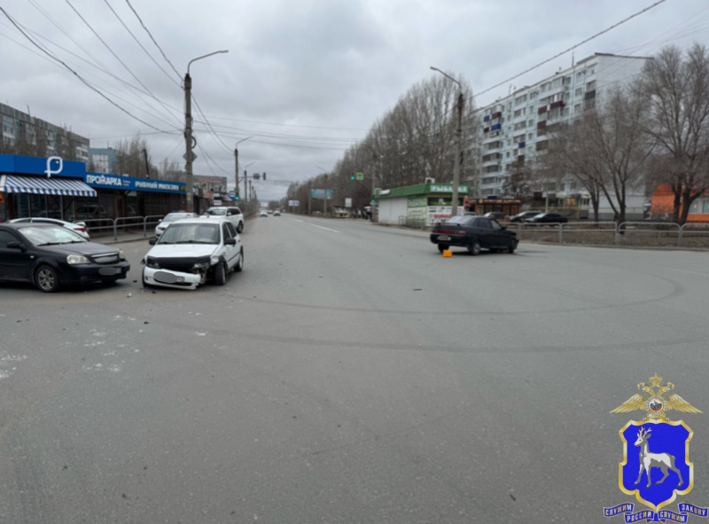 В Самарской области столкнулись "Калина", "десятка" и "Шевроле"