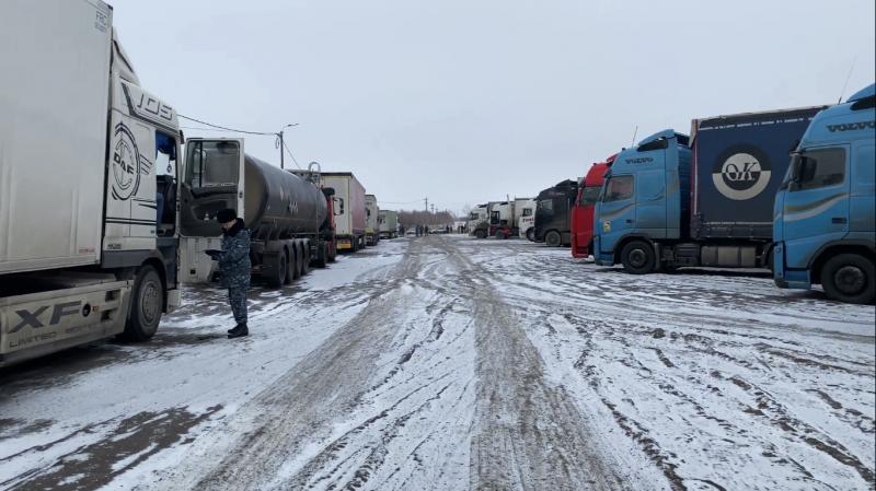 Самарские таможенники задержали два грузовика с контрафактными товарами