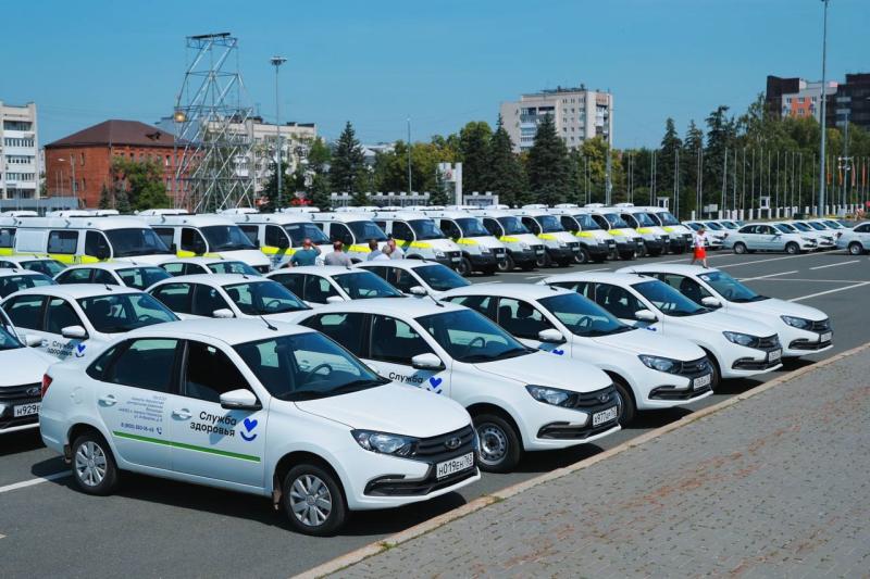 Вячеслав Федорищев передал главврачам больниц региона 106 автомобилей неотложной медпомощи