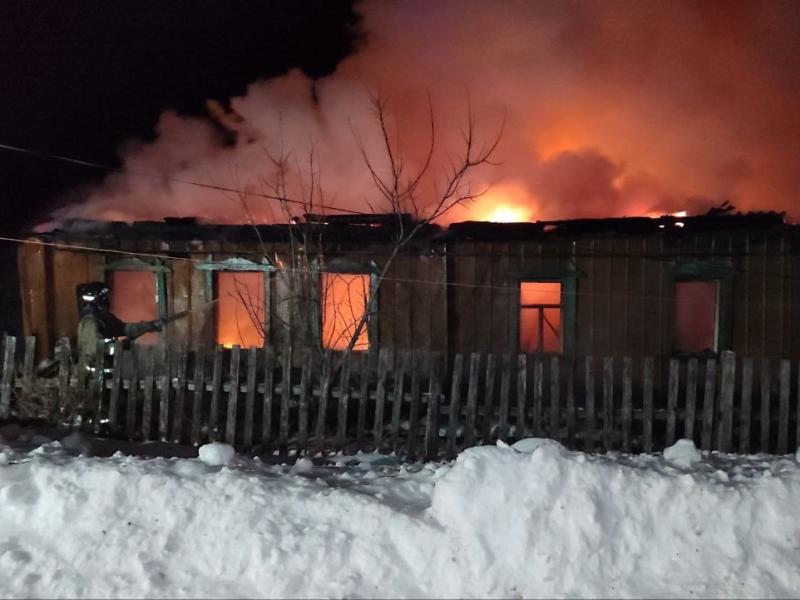 В Самарской области пожарные всю ночь тушили жилой дом 