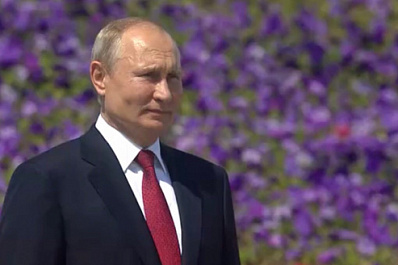 Владимир Путин впервые принял участие в поднятии флага в День России