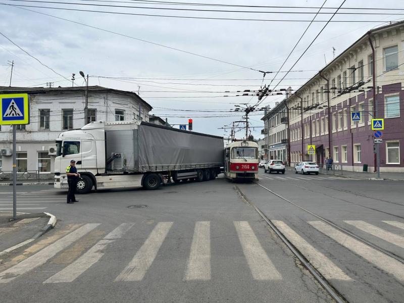 Есть пострадавшие: в центре Самары грузовик столкнулся с трамваем