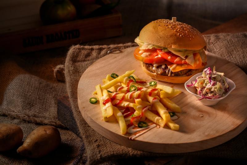 На новом логотипе "Макдоналдса" появятся бургер и картофель фри