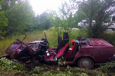 В Самарской области в чудовищной аварии "семерка" залетела под КамАЗ