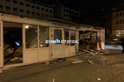 В Самаре ночью автомобиль влетел в павильон на площади перед ЦУМом