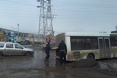 В Самаре на разбитом Заводском шоссе "утонул" автобус