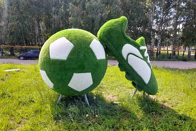 На стадионе "Колос" в Челно-Вершинах установили арт-объект "Мяч с бутсой"