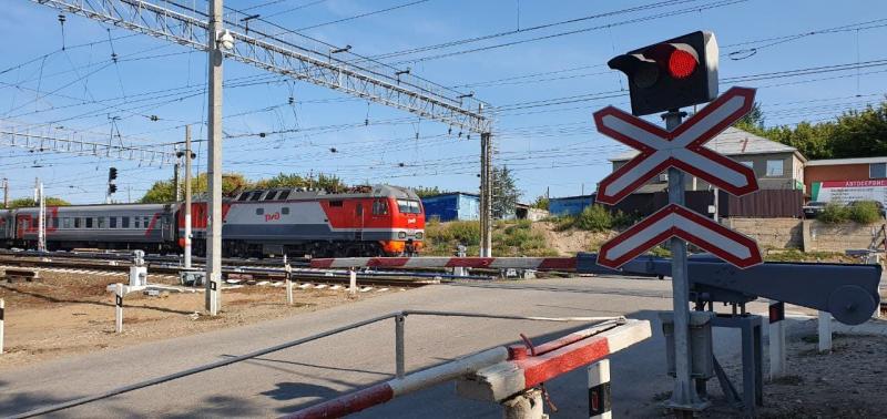 Самарским водителям напомнили Правила дорожного движения через железнодорожный переезд