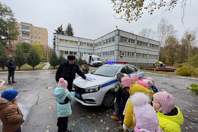 В детских садах Тольятти сотрудники ГИБДД учат малышей правилам безопасности на дорогах