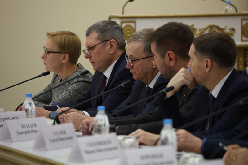 Дмитрий Азаров провел встречу с руководителями промышленных предприятий региона