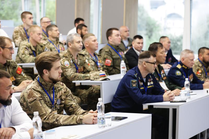 Наставники для героев: прошло обучение будущих наставников участников второго потока "Школы героев"